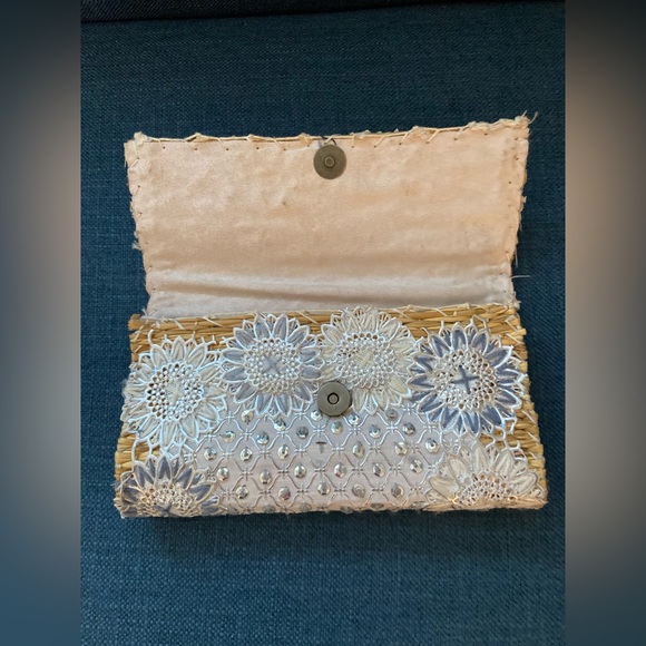 Cute Straw Raffia Clutch Handbag Mettalic Silver Floral Embellishment - Picture 8 of 10